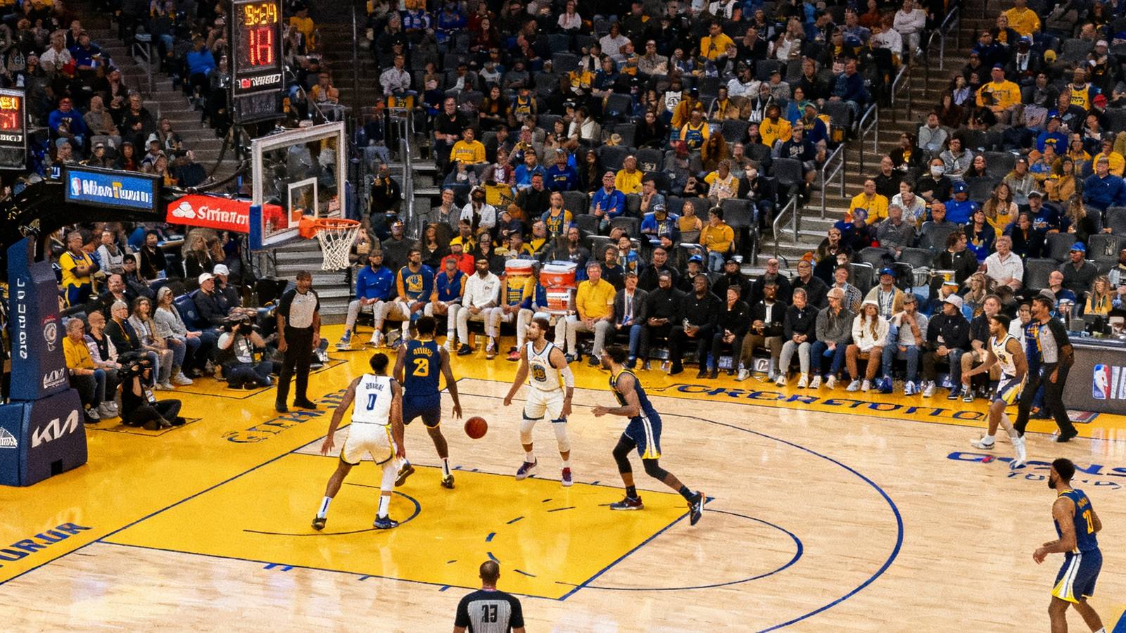 NBA赛事高清直播画面，球员在球场上激烈对抗，观众席座无虚席，画面呈现4K超清画质与实时数据叠加层