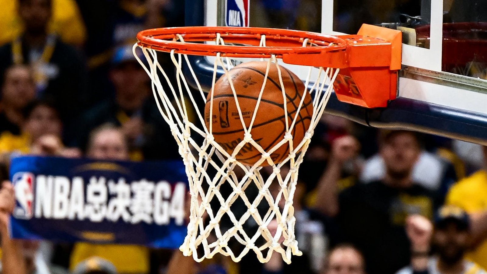 NBA总决赛G4全场集锦封面，画面中央为篮球入筐瞬间特写，背景模糊处理显示观众沸腾场景